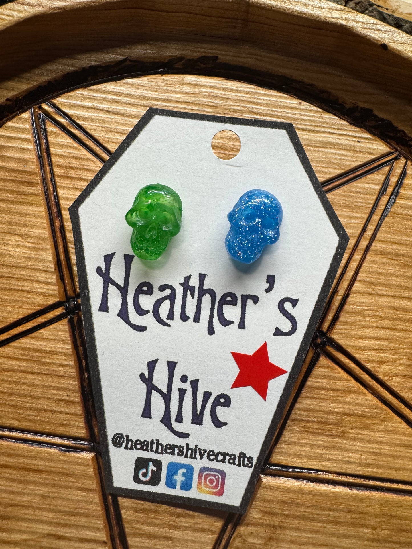 Resin skull stud earrings-gb