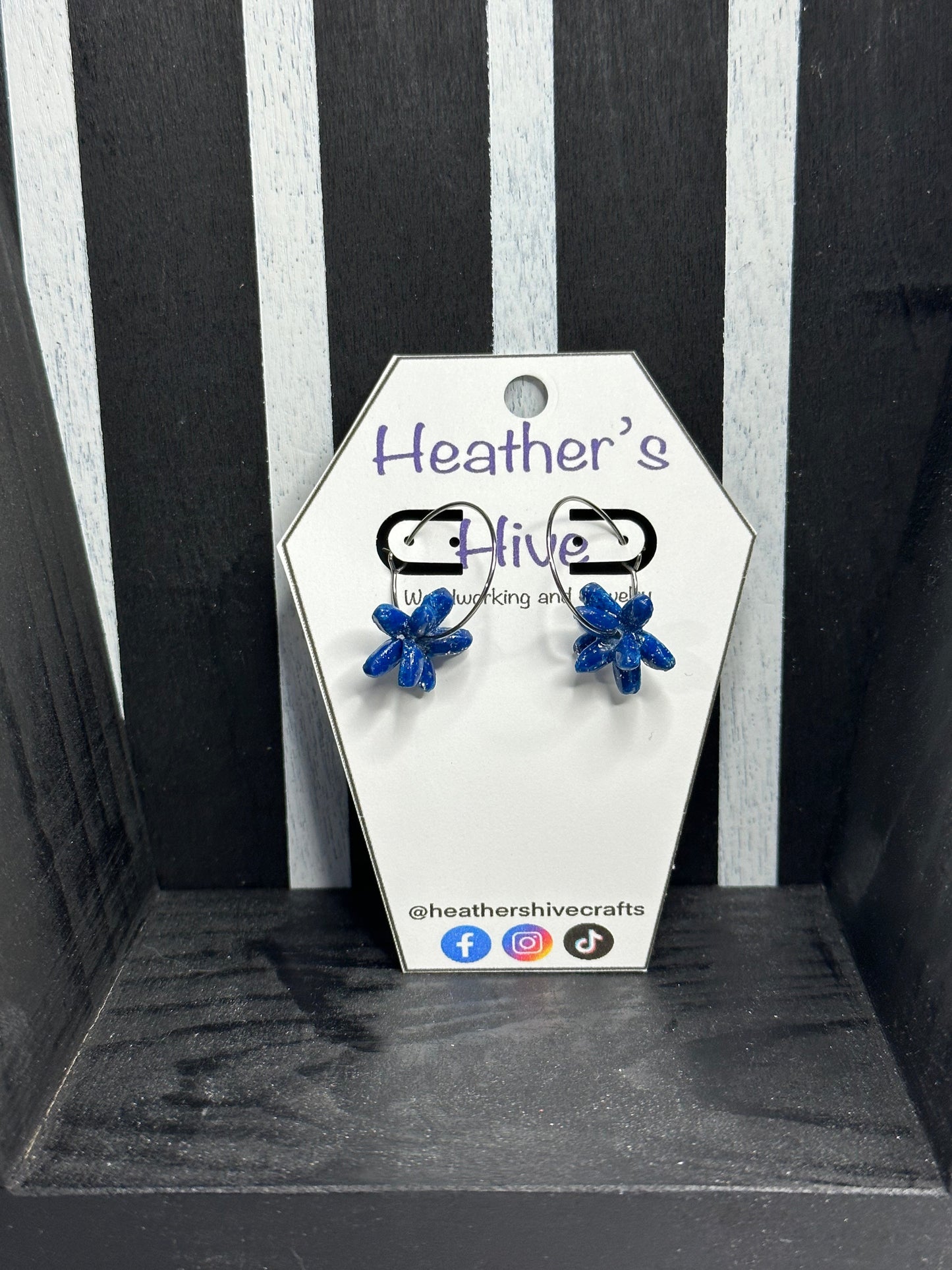 Flower blue hoop earrings