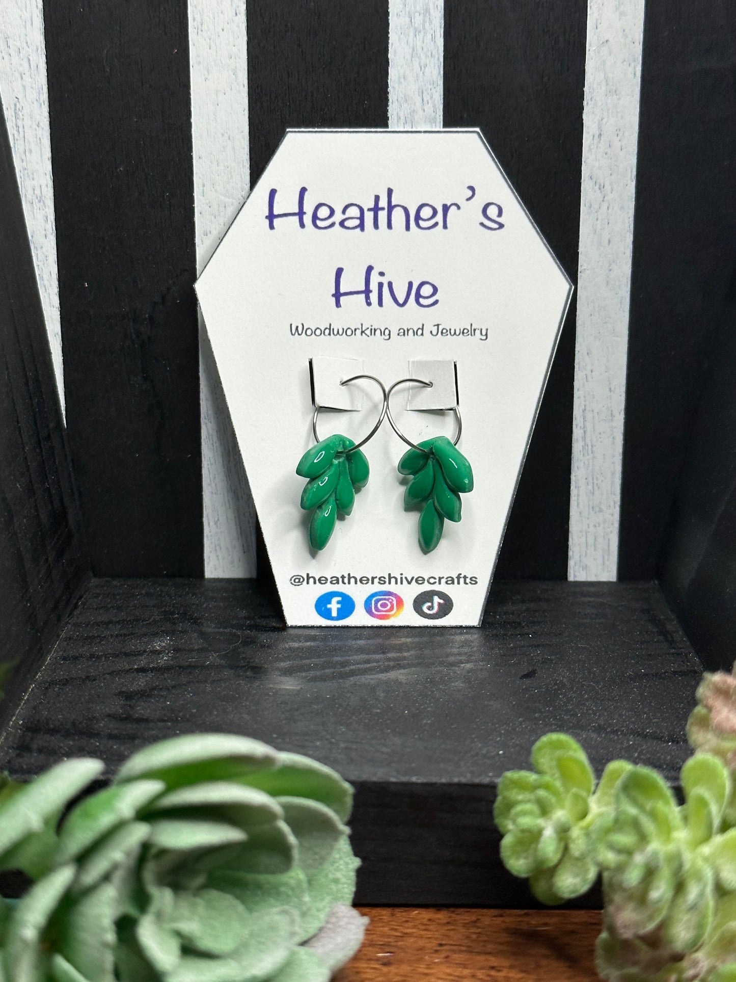Leaf hoop dangle earrings-grn
