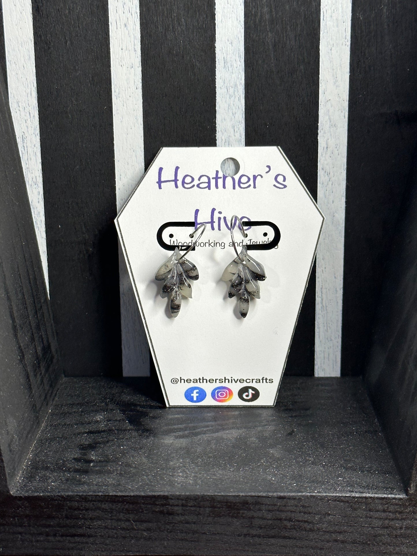 Leaf hoop dangle earrings-blk